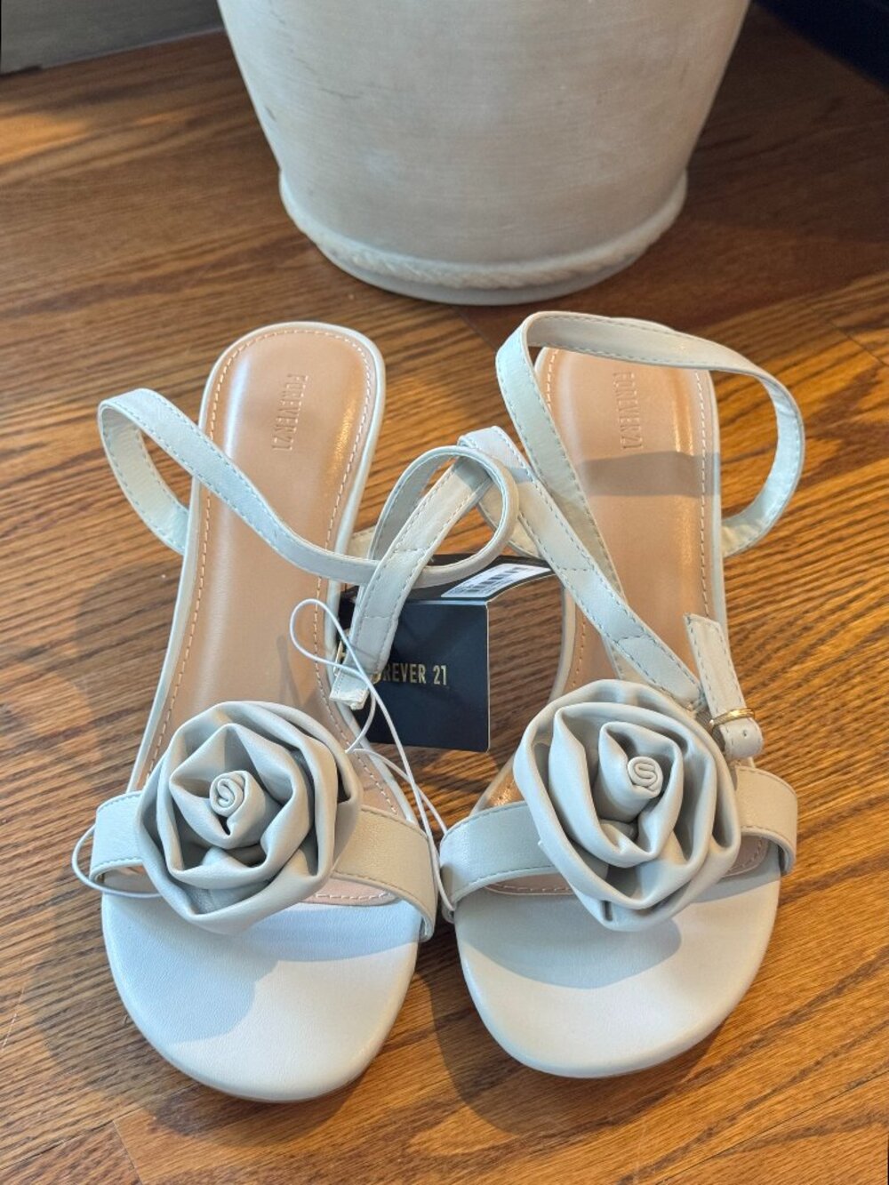 Forever 21 White Rosette Heels Sandals Women’s Size 10 NWT Floral Strap